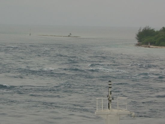 In der Kanaleinfahrt herscht eine starke Strömung. Einige Passagiere werden später an dieser Stelle einen Drifttauchgang machen.