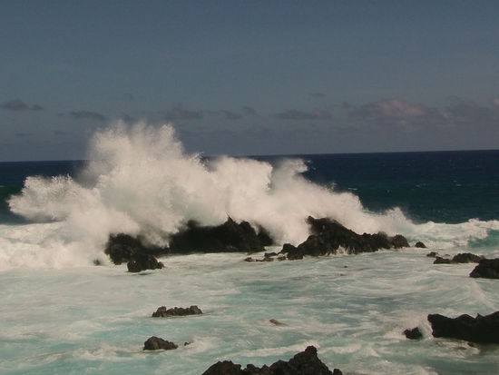 Am Abend sitze ich am Meer und schau dem Tosen der Brandung zu.