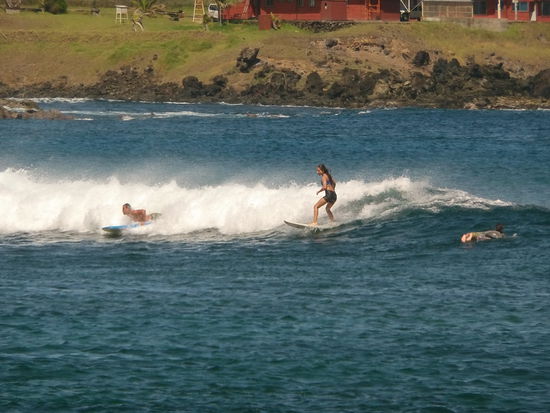 In der Bucht wird gesurft.