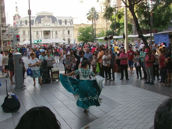 In den Einkaufsstraßen treten überall Künstler auf.