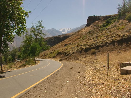 Es geht Richtung Nord - Osten. Die Straße schlängelt sich den Berg hinauf.