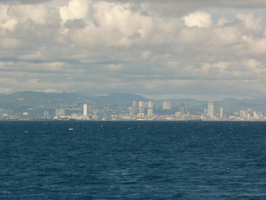 Ich liebe es auf See zu sein. Das Meer ist ruhig und es weht ein angenehmer, frischer Wind.