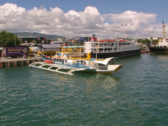 Mit wenig Verspätung legen wir gegen Mittag ab.