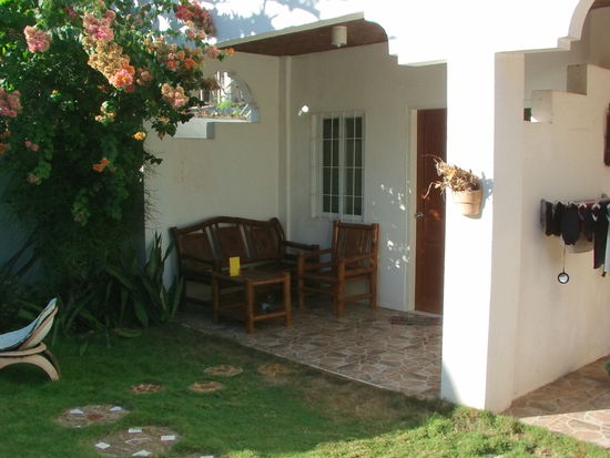 Einzelzimmer, Aircon, Bad, kleine Küche für 800 Pesos pro Nacht.