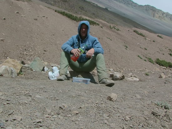 Ich bin am Lago de irgendwas und mache Pause. Die Sonne ist wieder heiß und die Luft eiskalt.