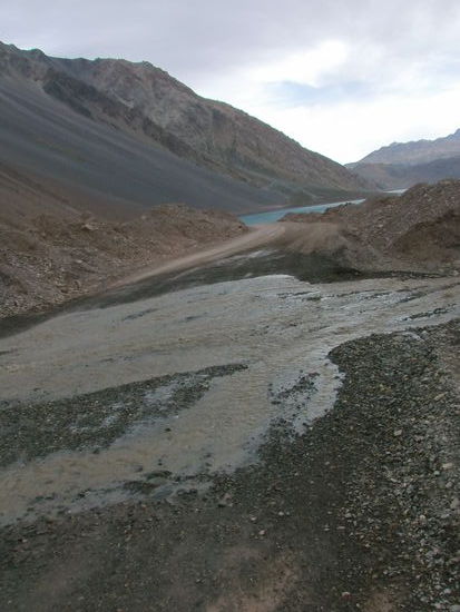 Ich fahre wieder zurück. Die Straße wird manchmal vom Wasser überflutet.