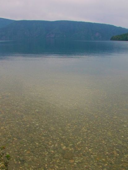 In den Seen und Flüssen, überall ist glasklares Wasser.
