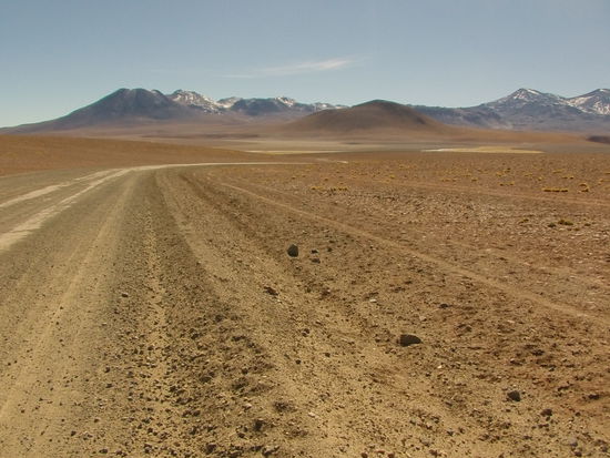 Die Straße ist manchmal etwas holprig, aber dieses Mal hält das Motorrad durch.