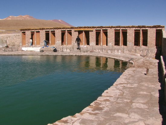 Hier kann man baden. Während am Einlauf das Wasser kochend heiß ist, hat es 1m daneben angenehme Temperaturen.