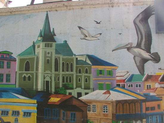 Oder man fährt ans Meer nach Valparaiso mit seinen steilen, verwinkelten Gassen und den vielen bunten Graffitis.