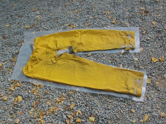 Ich habe mir gestern einen Regenanzug gebaut.  Im Baumarkt gab es billige Folie zu kaufen.