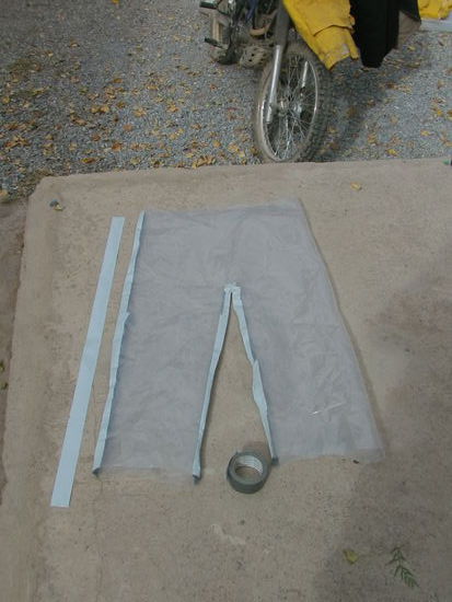 Diese habe ich zurecht geschnitten und mit Panzertape zusammen geklebt. Ich hoffe es hält.