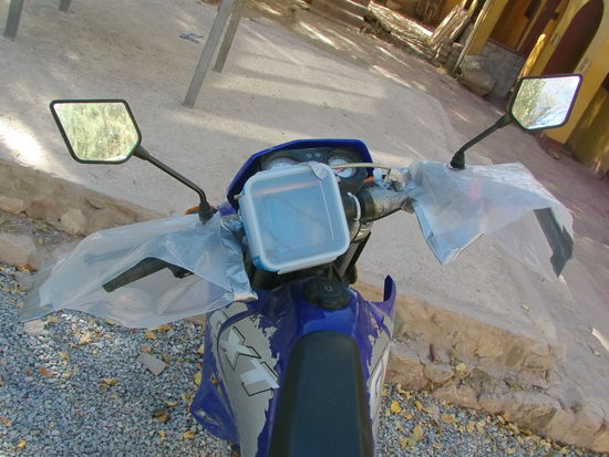 Und ich habe noch Folie an den Griffen angebracht, um gegen den kalten Fahrtwind geschützt zu sein.