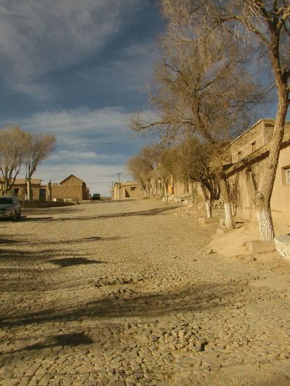 Ich fahre nach Yavi, 15 km östlich, in der Hoffnung dort ein billigeres Hostal zu finden.