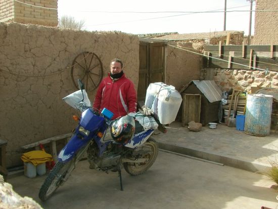 Ich parke mein Motorrad im Innenhof und schau mir das Dorf an.