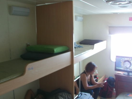 Ich habe ein Ticket für die Touristenklasse. Das sind 8- Bettkabinen.