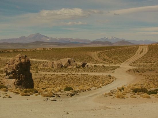 Und ich entdecke zum ersten Mal mein Ziel in der Ferne, der Vulkan Uturuncu.