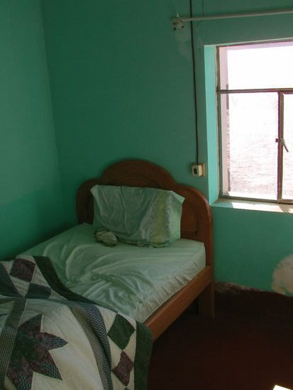 Das Hostal hat nur Einzelzimmer mit Dusche für 150 Bol.