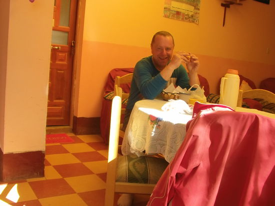 Die Verhandlungen gestalten sich schwierig. Am Ende bezahle ich 120 Bo und bekomme noch Kaffee und Kuchen dazu - super.