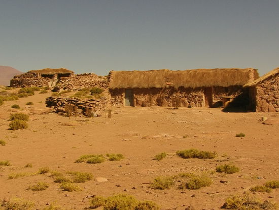 Vereinzelte Gehöfte sind zu sehen.