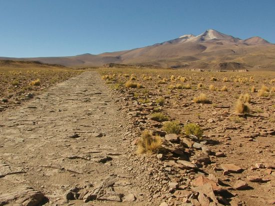Der Weg nach oben beginnt  steinig.