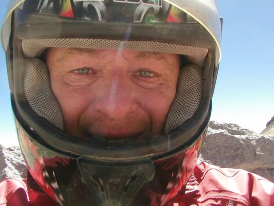 Ich bin so glücklich und gerührt, das mir eine Träne über die Wange läuft.
Am Ziel der höchsten Straße der Welt