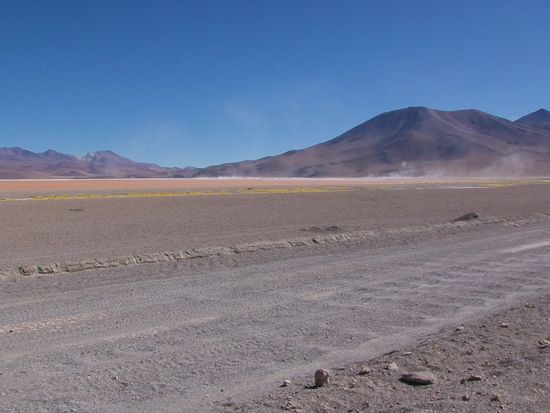 Der Wind wirbelt Salzkristalle auf.
