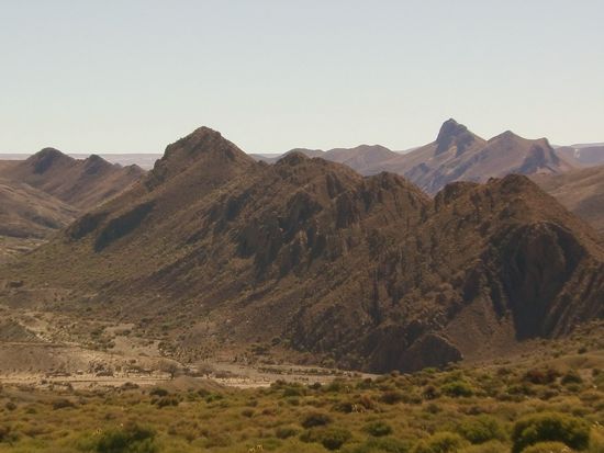 Zuerst fahre ich durch eine Gebirgslandschaft mit schroffen Bergen und farbigen Kakteen.