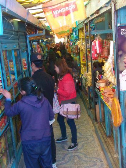 Einer der Märkte, ein warmes Essen mit Vorsuppe gibt es für 10 Bol.