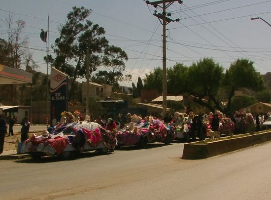 Die Stadt begrüßt mich mit einem buntem Autokorso.