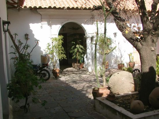 Ich beziehe ein Hostal mit schönem Innenhof zu den üblichen Preisen und gehe in die Stadt.