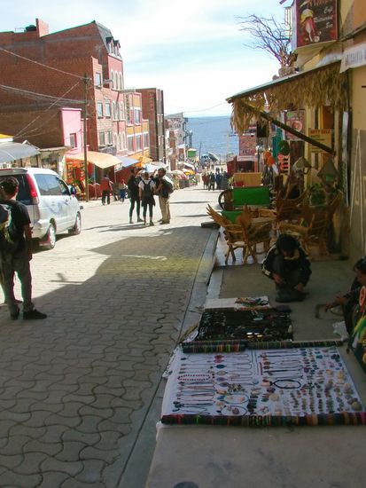 Ich lese Pizza 60 Bol, Spagetti 50 Bol. Auf dem Markt kostet ein komplettes Essen mit Vorsuppe 13 Bol.