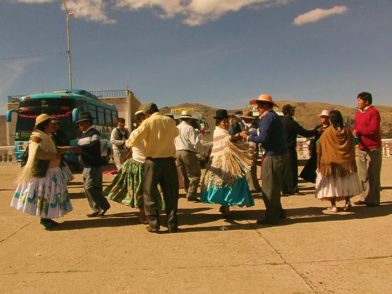 Ich setzte mich dazu und schaue. Es wird viel getrunken, doch alles ist friedlich, fröhlich und entspannt.