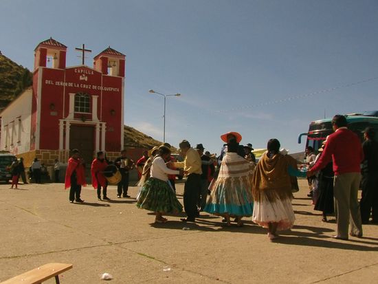 Auf dem Kirchplatz wird gefeiert.