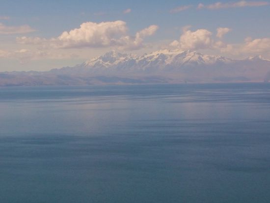 Im Hintergrund die schneebedeckten 6000ter.