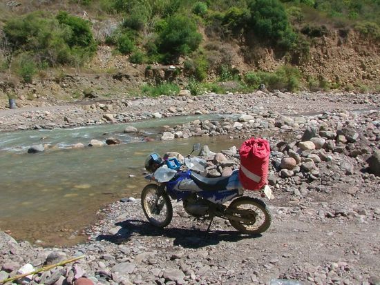 Unten am Fluss endet der Weg. Die Durchfahrt riskiere ich lieber nicht.