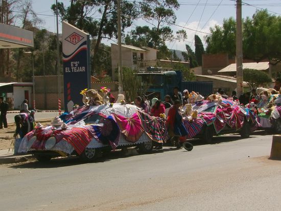 Jedes Wochenende gibt es irgendwo einen Umzug mit Marschmusik.