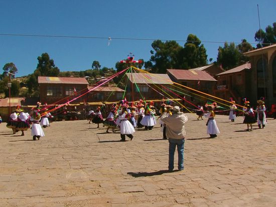 Hier ist ein Dorffest im Gange. Ich bin mir nicht ganz sicher, ob in Echt oder inszeniert.