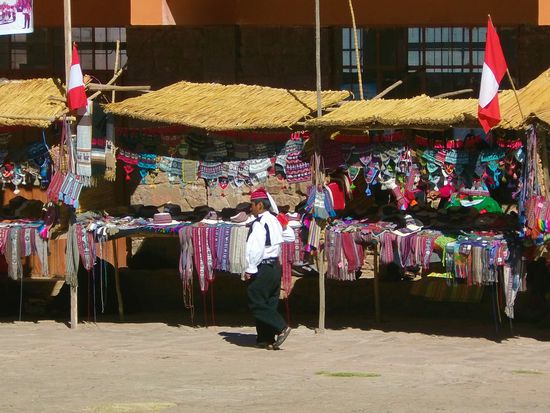 Hier ist jetzt wirklich Massentourismus, denn diese Insel fahren alle Boote an.
