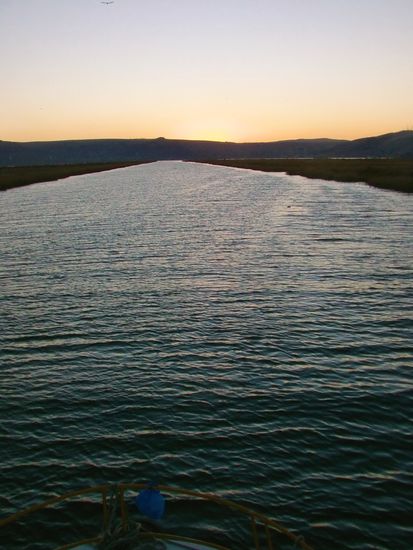 Es ist schon dunkel als wir den Hafen von Puno erreichen. Ich fand es toll. Ja, etwas sehr touristisch, aber man kann nicht überall alleine sein.