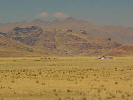Die Fahrt nach Cusco  führt über Hochebenen und durch Täler.