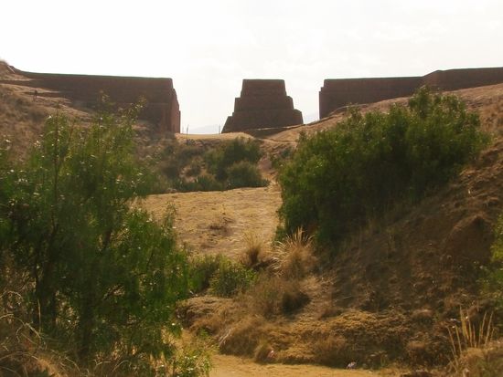 Kurz vor Cusco, die Chinesische Mauer ? Nein, es sind die ersten Inkabauten.