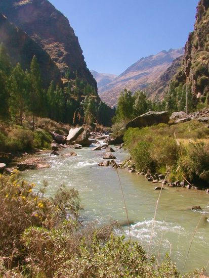 immer entlang des Flusses.