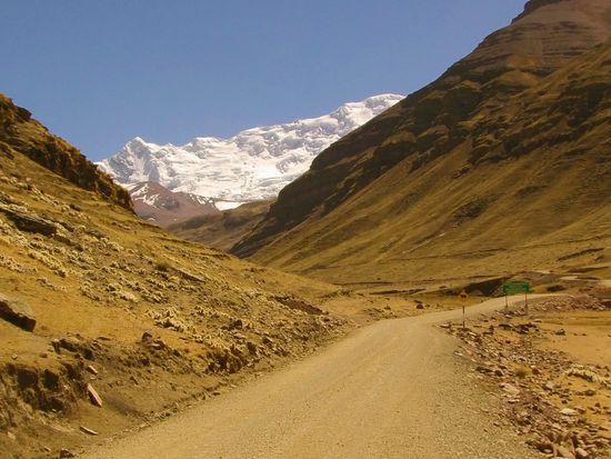 Und dann tauchen sie auf, die ersten schneebedeckten Berge.