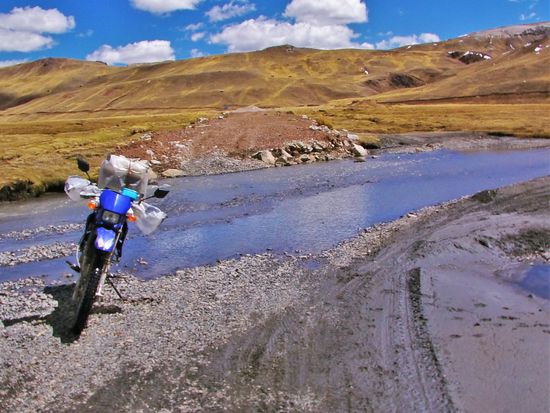 Die Flussdurchfahrt macht Spaß, denn das Wasser ist nicht tief.