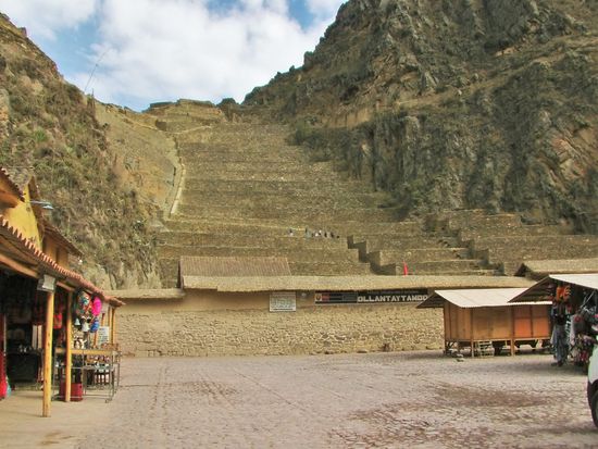 Unterwegs fahre ich durch Ollantaytambo