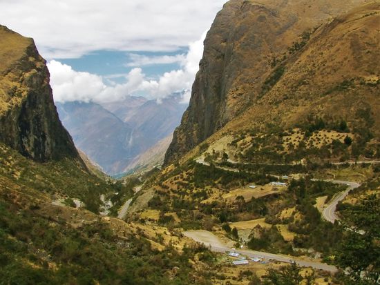 Dann geht es über unendlich viele Kurven zum Pass hinauf