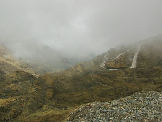 Die Passhöhe ist in Wolken getaucht.