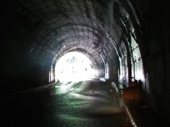 Die Bäche fließen auch aus der Tunneldecke.