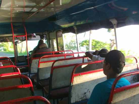 Es gibt Busse mit Aircon und diese offenen Busse.